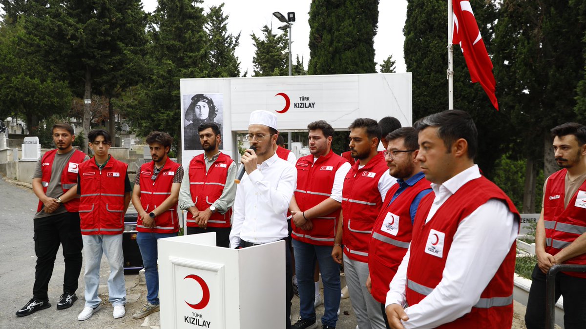 Milli Mücadelemizin kahramanlarından Kara Fatma’yı (Fatma Seher Erden) ölümünün 69. yılında unutmadık. 🇹🇷

Gönüllülerimiz, Kulaksız Mezarlığı'ndaki kabrini ziyaret ederek bakımını gerçekleştirdi.