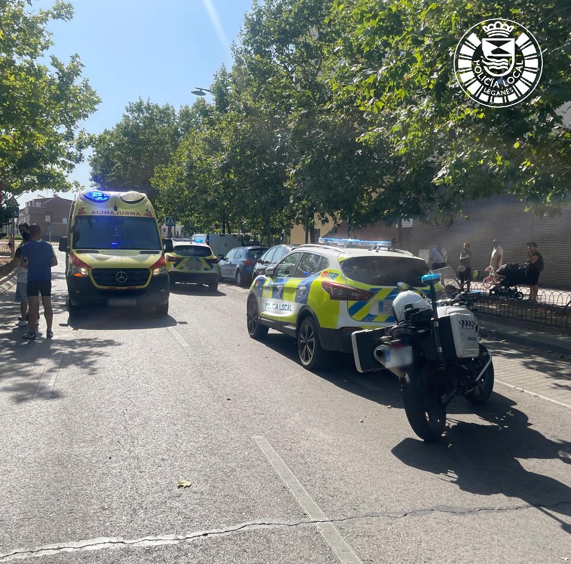 🚨🚔Gracias a la rápida actuación de #PolicíaLocaldeLeganés han conseguido estabilizar a un recién nacido, de apenas un mes, que no podía respirar.
Al lugar acudió #SUMMA112, que tras  primera asistencia le trasladaron al hospital.
¡Felicitaciones por vuestra profesionalidad! 👏