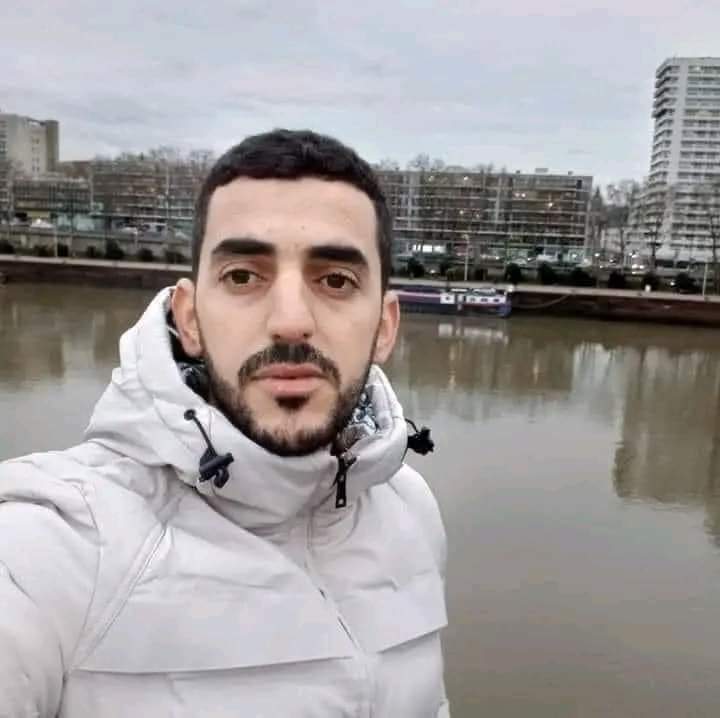 Dala_Red75's tweet photo. Triste fait en France 
#Un jeune de bejaia tué par un policier hors service en France.  🥲

Amar Slimani âgé de 32ans, originaire de la kabylie Vivait en situation précaire en France. Sans domicile fixe. 
Paix à son âme . https://t.co/nBBXUF0osR