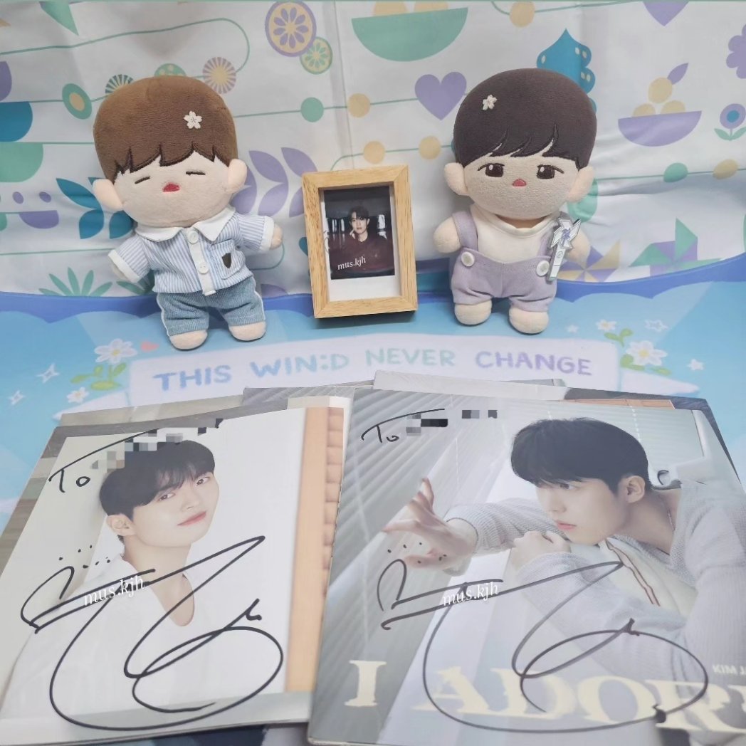 SJhtimes's tweet photo. 사인 폴라로이드 잘 받았어요~ 정말 감사합니다~ #김재환 사랑해~
Signed Polaroid is well received~ Thank you very much~ I LOVE #KIMJAEHWAN ~
@Makestarcorp @KJH_officialtwt
#POCAALBUM_FAVESHOT_with_KIMJAEHWAN #누가_째니만큼_윈드_아껴주나
#I_Adore #김재환_I_Adore #나만큼 #AMAID https://t.co/ZqnvZPeP36