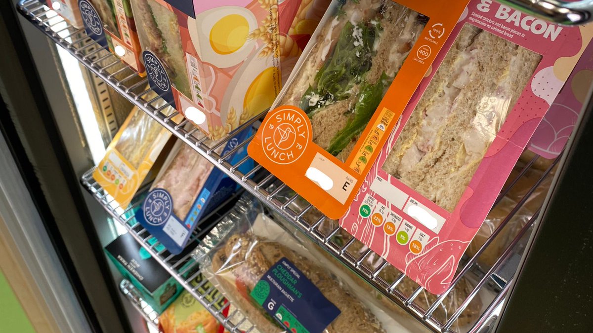 expressrefresh's tweet image. Making the working day better, by providing a tailored refreshment service that brings the high street into the workplace.

#FreshFoodService #RefreshmentService #SmartFridge #MicroMarkets #EmployeeBenefits #CompanyCulture