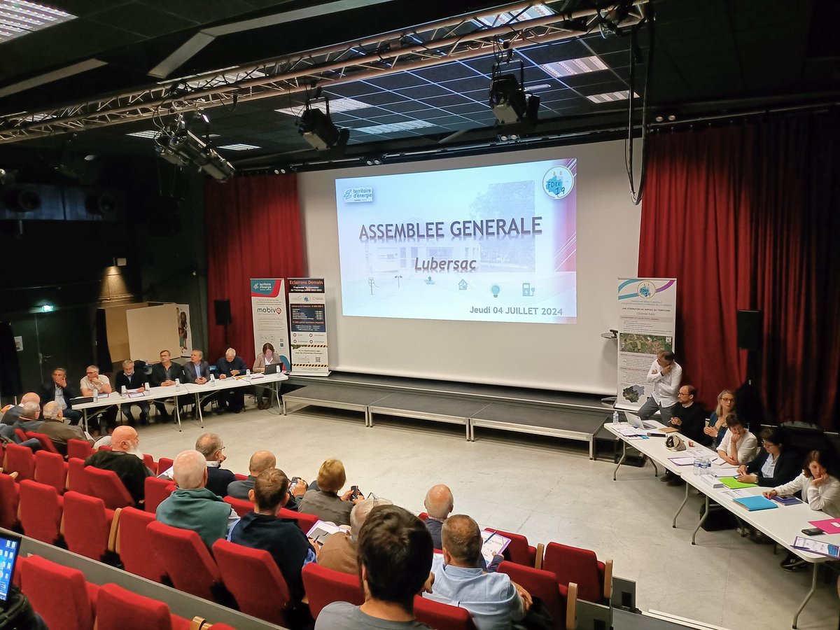 Assemblée générale de la FDEE19 à Lubersac 📚
👉Présentation du rapport d'activités de la Fédération
👉Présentation des comptes rendus d'activités de concession d'ENEDIS et EDF
👉Point sur l'avancée du programme de rénovation de l'éclairage public "Eclairons Demain"