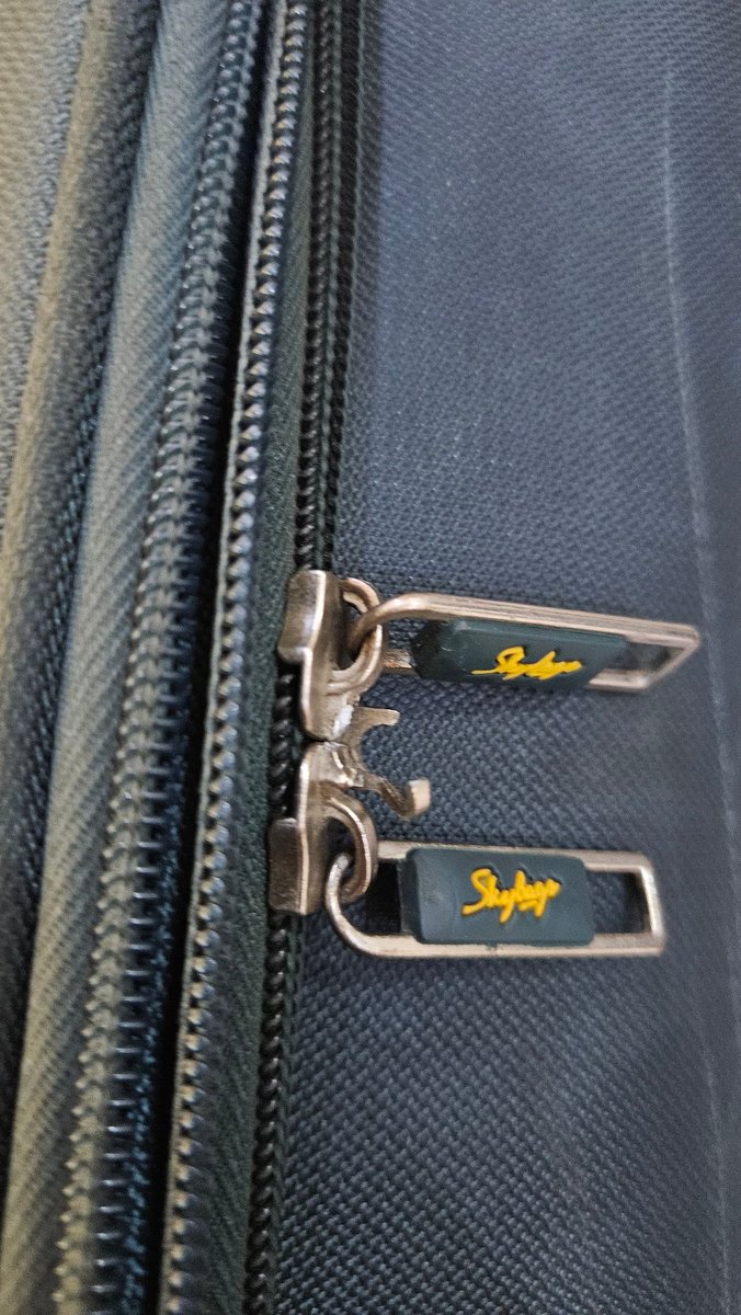 Aman120100's tweet photo. @airvistara I'm disappointed with my recent experience. My luggage's chain and lock were broken during flight UK-856, boarding time 9:55 pm. I reported this at Vistara Delhi, and your authority has also taken pics of my bag, but no help was provided. #CustomerServiceFail https://t.co/Kq8IX3wlwZ