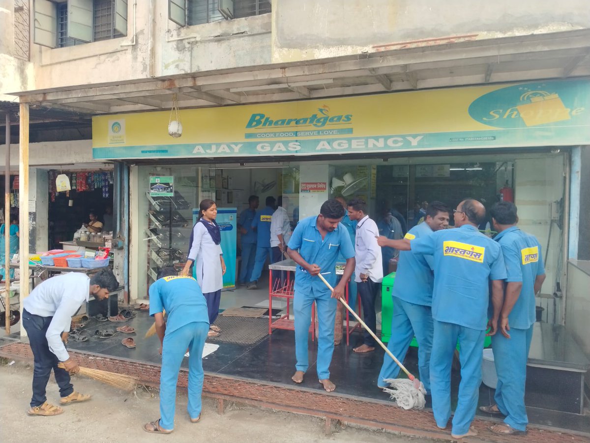 #SwachhataPakhwada2024
ना फैलायेंगे कूरा-कचरा, स्वच्छ बनायेंगे भारत अपना।
Cleanliness Drive during Swachhata Pakhwada at Distributorhio during  Swachha Pakhwada at Distributorship M/s Ajay Gas Agency, Ahmednagar- Pune LPG Territory.
<a href="/BPCLLPG/">Bharat Petroleum LPG</a>
<a href="/TVPANDIYAN1/">T V PANDIYAN</a>
#BharatGasCleanIndia