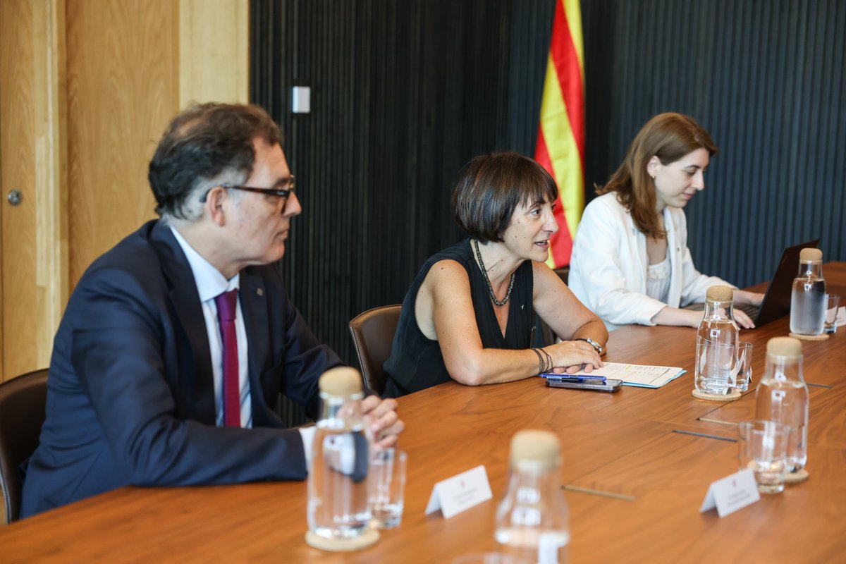 📸 La secretària d'Hisenda <a href="/mespasa1/">marta espasa queralt</a> i el director de <a href="/tributscat/">Agència Tributària</a> <a href="/eduardvilam/">eduard vilà</a> s'han reunit aquest matí amb una delegació de l'Autoritat Tributària de #Gal·les 🏴󠁧󠁢󠁷󠁬󠁳󠁿 (<a href="/WRAtweet/">Welsh Revenue Authority</a>) encapçalada pel seu director executiu, Dyfed Alsop.

👉 Més informació: atc.gencat.cat/ca/agencia/not…