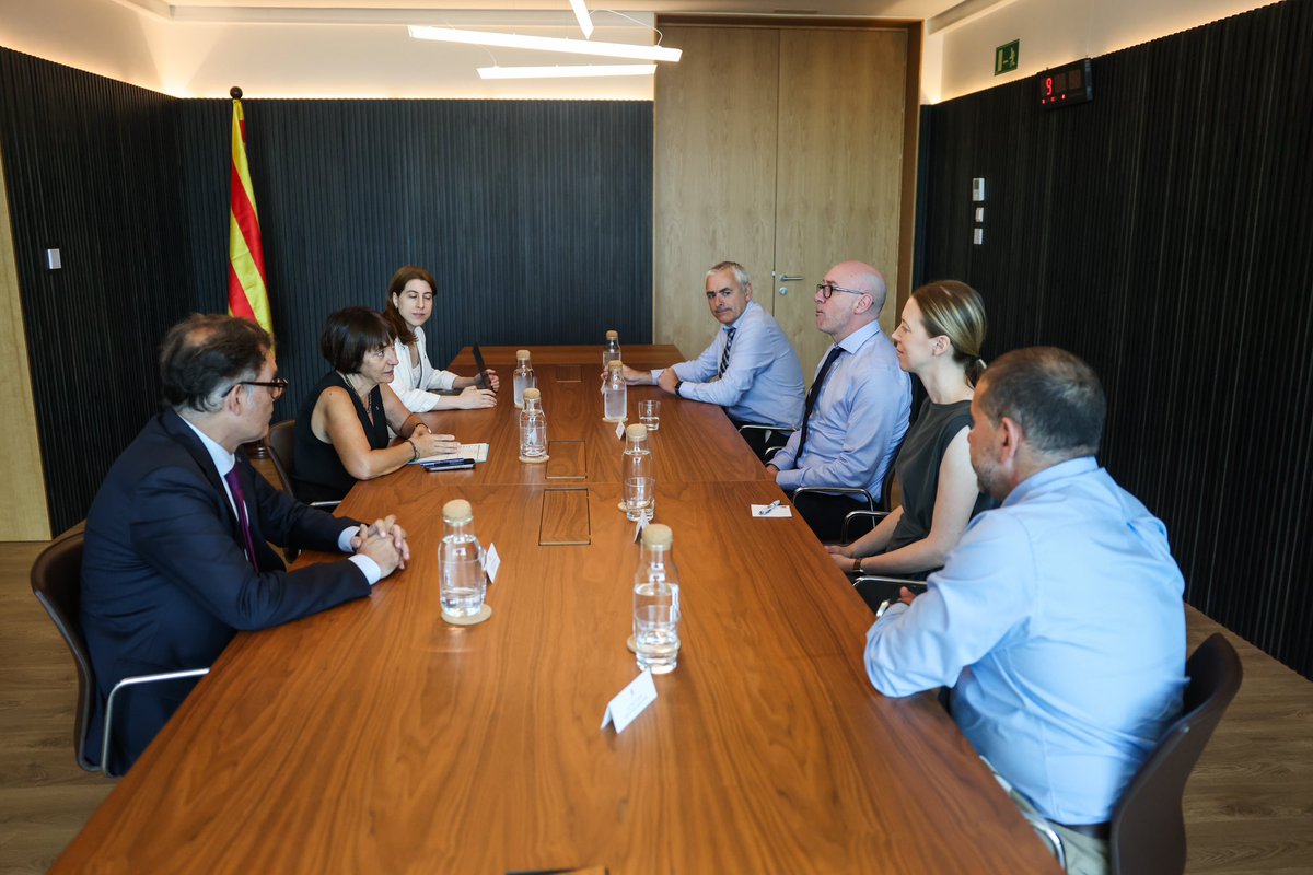 economiacat's tweet photo. 📸 La secretària d'Hisenda @mespasa1 i el director de @tributscat @eduardvilam s'han reunit aquest matí amb una delegació de l'Autoritat Tributària de #Gal·les 🏴󠁧󠁢󠁷󠁬󠁳󠁿 (@WRAtweet) encapçalada pel seu director executiu, Dyfed Alsop.

👉 Més informació: https://t.co/PELGQ3JlZQ https://t.co/voTkW8M2Nt