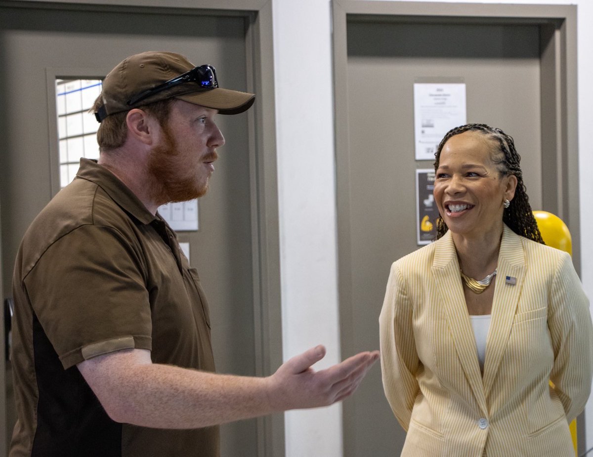 LisaBRochester's tweet photo. Next stop on our Delivering for Delaware Tour 📍 

Grateful to meet the hardworking, union employees at New Castle’s @UPS facility here in Delaware.

Thank you for all you do to keep our state and our economy moving forward! 📦 https://t.co/RFMT4Dbjy8