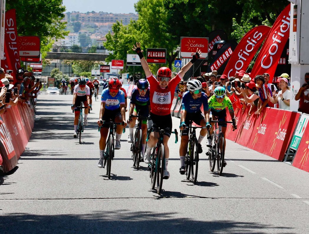 2ème victoire en 3 étapes pour Michaela Drummond et l'équipe ARKEA-B&amp;B HOTELS au Portugal ! 👏
Marie-Morgane Le Deunff prend également la 3ème place de l'étape aujourd'hui.

📸 Féd. Portugaise de Cyclisme