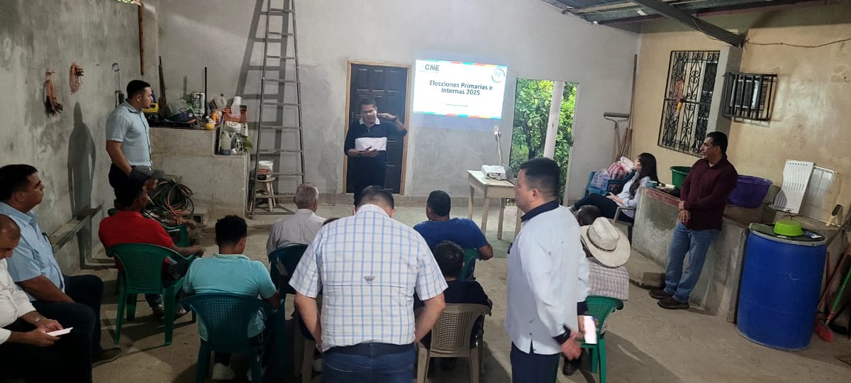 ComisionCortes's tweet photo. Reunión entre la Comisión Municipal de Campaña de San Antonio de Cortés y la Comisión Jurídica adscrita a la Comisión Departamental de Campaña del Departamento de Cortés. #PapiPresidente #YoCreoEnPapi https://t.co/ruk0upz7BT