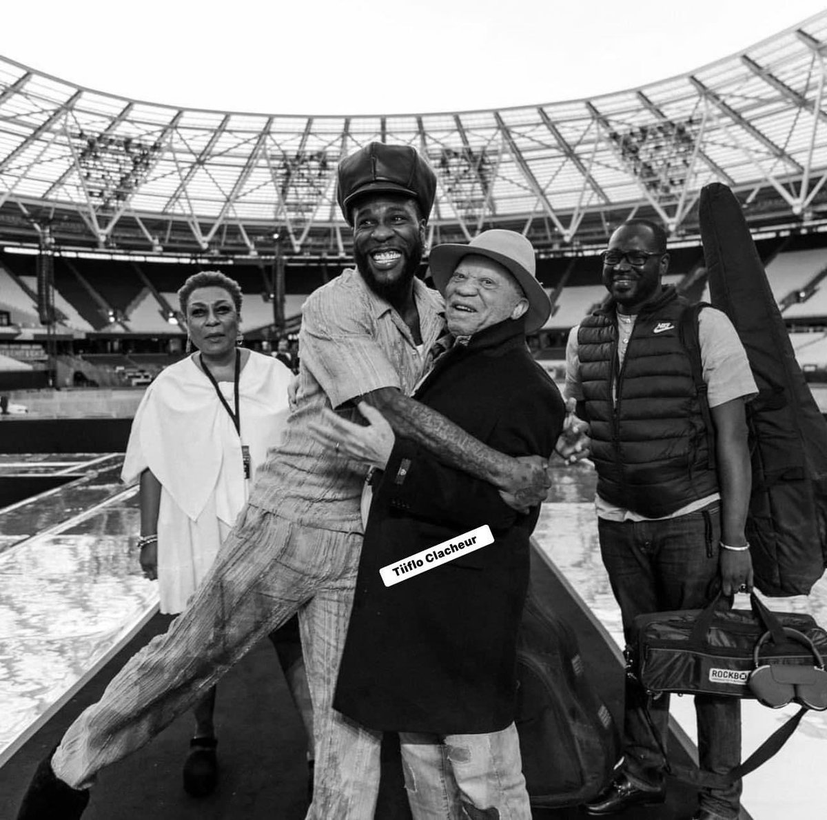 SalifKeita's tweet image. Honored by this moment with @burnaboy and his mother, Madame Bose. Seeing the young generation honor our African musical traditions is a joy. Let’s continue to glorify our continent through its unique culture. 🌍🎶 #AfricanMusic #CulturalHeritage #UnityInMusic