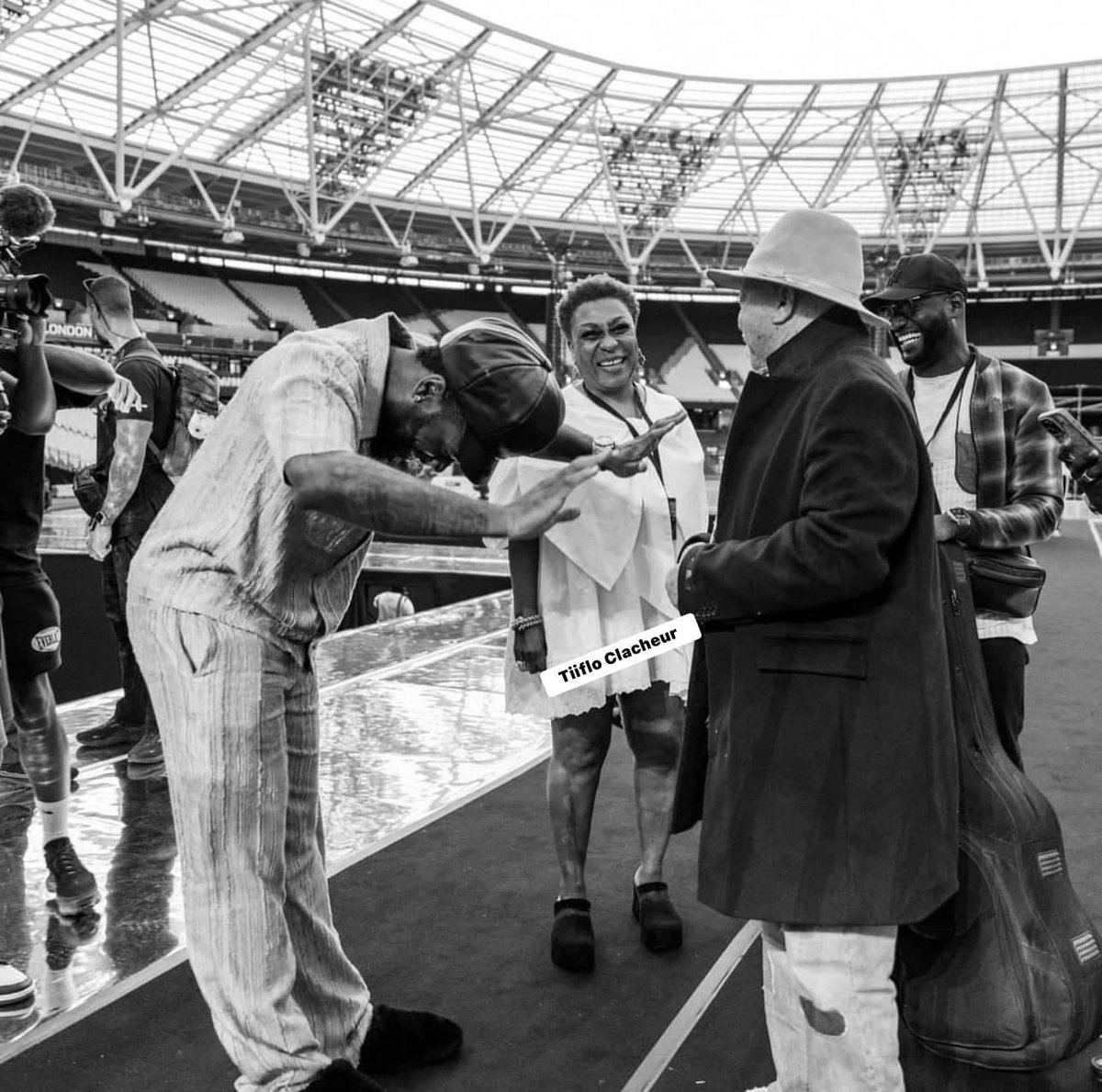 SalifKeita's tweet image. Honored by this moment with @burnaboy and his mother, Madame Bose. Seeing the young generation honor our African musical traditions is a joy. Let’s continue to glorify our continent through its unique culture. 🌍🎶 #AfricanMusic #CulturalHeritage #UnityInMusic
