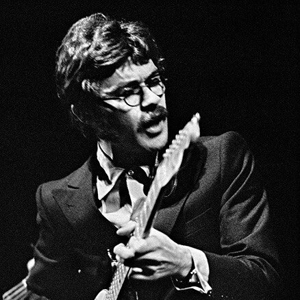 TheBandOfficial's tweet photo. βWe were rebelling against the rebellion. If everybody was going east, then we were going west and we never once discussed it.β - Robbie Robertson
Celebrating the birth of Robbie Robertson, born this day in 1943.
πΈ @ElliottLandy #BigPinkWeek https://t.co/3mOgjnPTpA