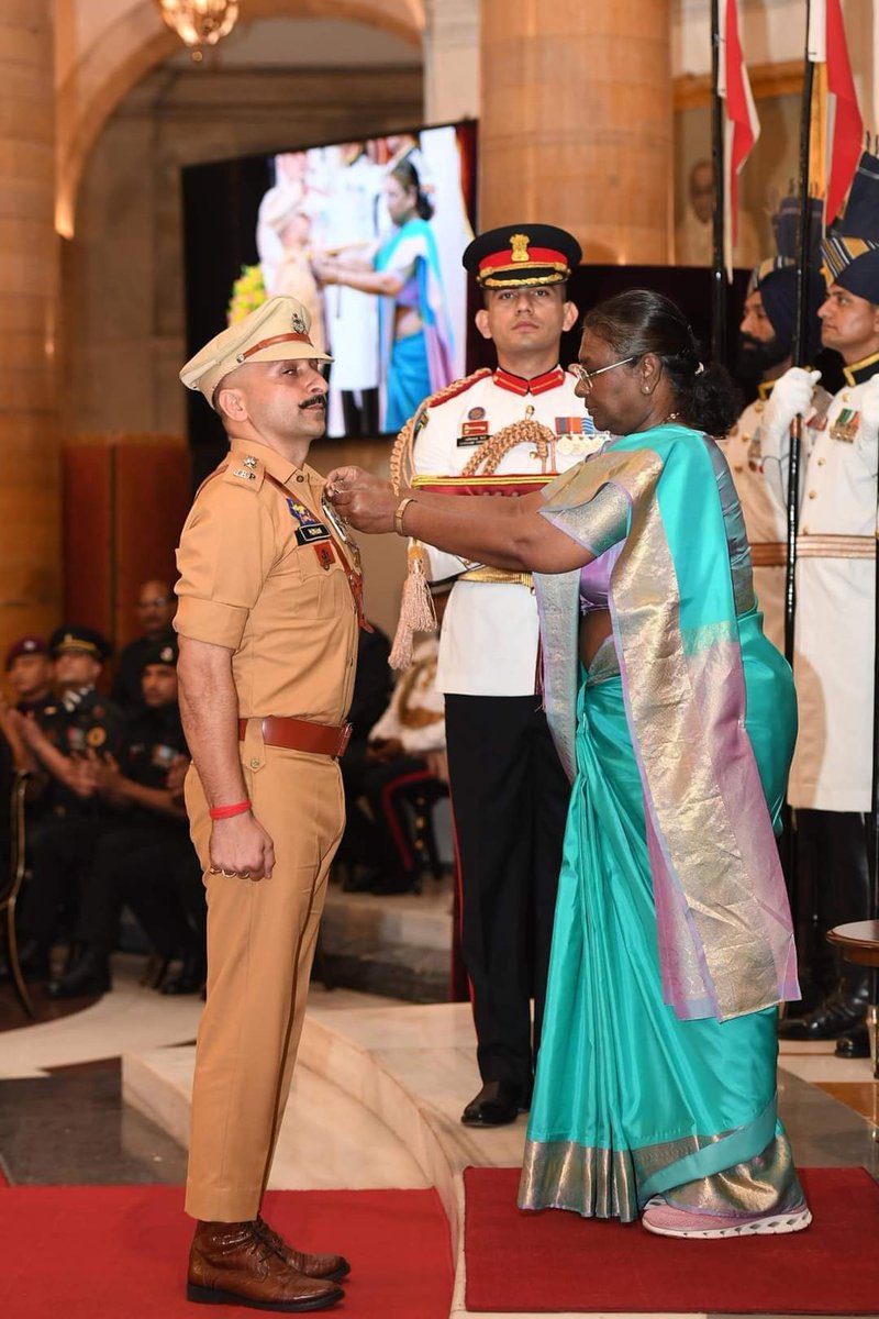 statetonejk's tweet photo. #Congratulations Superintendent of Police Mr. Mohan Lal Sharma in front of the President while being awarded the Shaurya Chakra
#Super_Cop #Youth_icon
#jktimes
@atulsudanjjsf @ShamSharma_JK @AwazThevoice @chlalsinghinc @DevenderSRana https://t.co/FLivquKQca