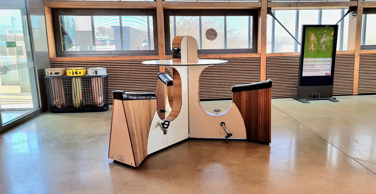 Un objet devenu rare que beaucoup d'entre vous ont surement connu ! 🚲💪

À vous de me dire à quoi ça sert en commentaire et où se trouve cet objet 👀

#SNCF #GareSNCF #Train #Velo
<a href="/GroupeSNCF/">Groupe SNCF</a> <a href="/SNCFVoyageurs/">SNCF Voyageurs</a> <a href="/SNCFConnect/">SNCF Connect</a> <a href="/SNCFConnectTech/">SNCF Connect & Tech</a> <a href="/ConnectGares/">SNCF Gares & Connexions</a>