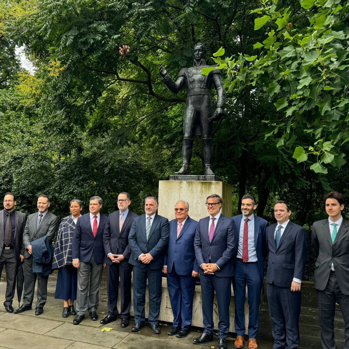 EmbaVenezUK's tweet photo. Conmemoramos el 213° aniversario de la Independencia con una ofrenda floral ante la estatua del Libertador Simón Bolívar en Londres, colocada por el Embajador Félix Plasencia en compañía del Decano del CD en el Reino Unido, SE Iván Romero, Embajador de la República de Honduras. https://t.co/nxAekLaZXw