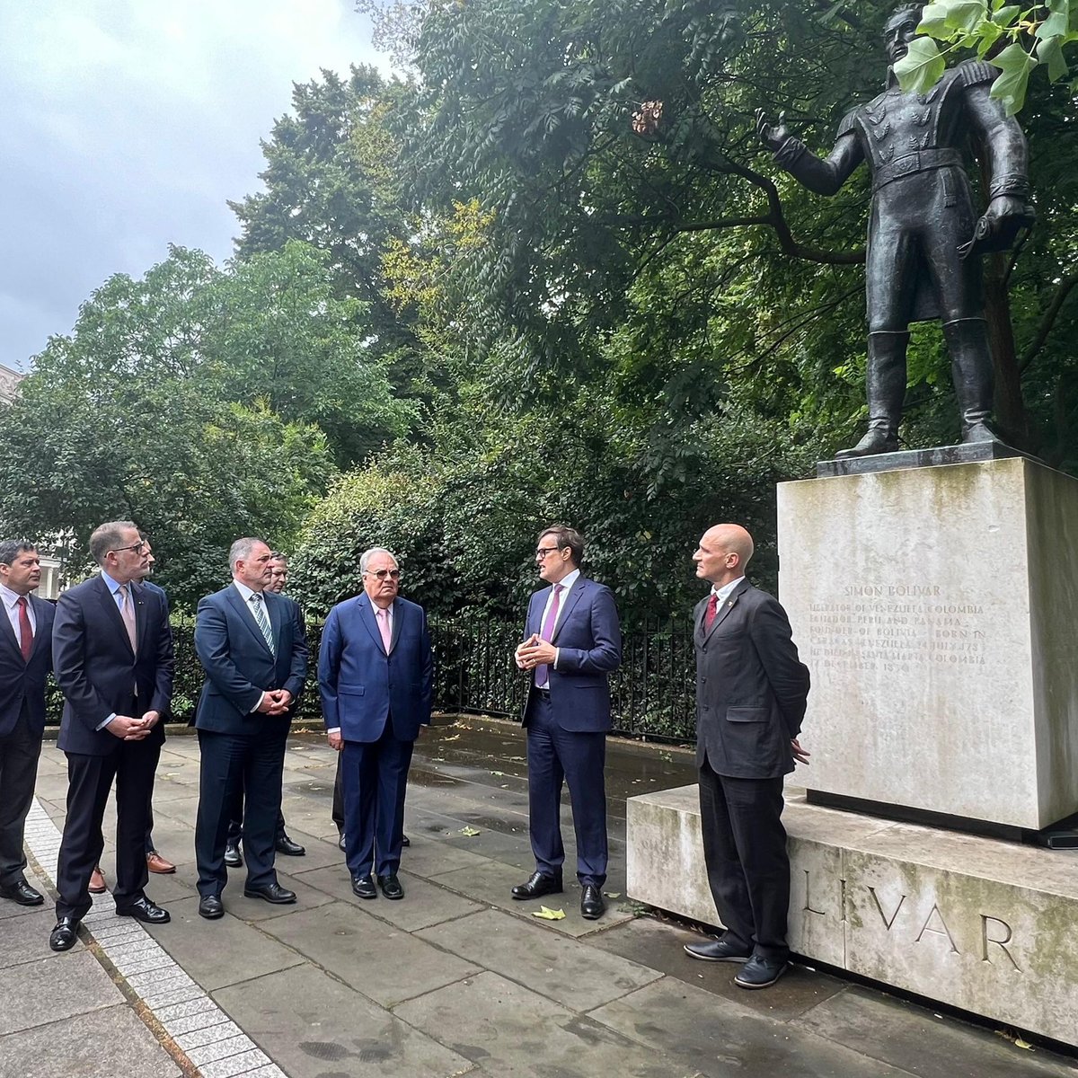 EmbaVenezUK's tweet photo. Nos acompañaron también en la ceremonia colegas y amigos del Honorable Cuerpo Diplomático acreditados en el Reino Unido, miembros de la comunidad venezolana en Londres e invitados especiales de la solidaridad con Venezuela. https://t.co/MPUUzkAoZ5