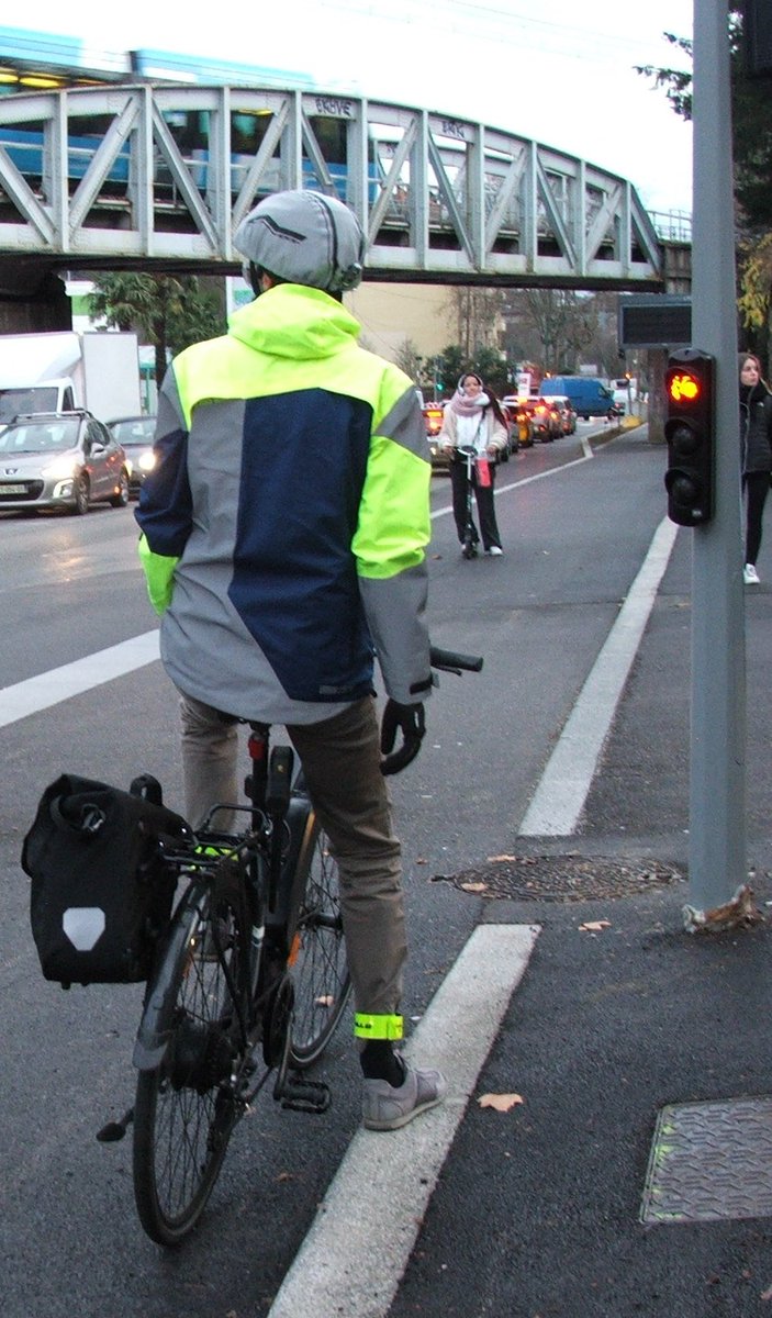 Dans le numéro 171 du magazine #vélocité de la <a href="/FUB_fr/">FUB</a>, j'évoque les possibilités offertes par la régulation du trafic 🚦 pour améliorer la sécurité des #mobilitésactives. Une méthode que nous allons mettre en œuvre sur le #tramway #T6Nord 🚊🚴🚶‍♂️⤵️
fub.fr/boutique/magaz…