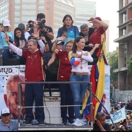Sucrempj's tweet photo. Bienvenidos @egonzalezurrutia @mariacorinamachado al Municipio Sucre 💛 
Estamos seguro el #28DeJulio Vamos a Ganar  #VenezuelaConEdmundo🇻🇪

#PetareConEdmundo 
#JusticierosConEdmundo 
#SucreEsCambio https://t.co/0v747QhU3Z