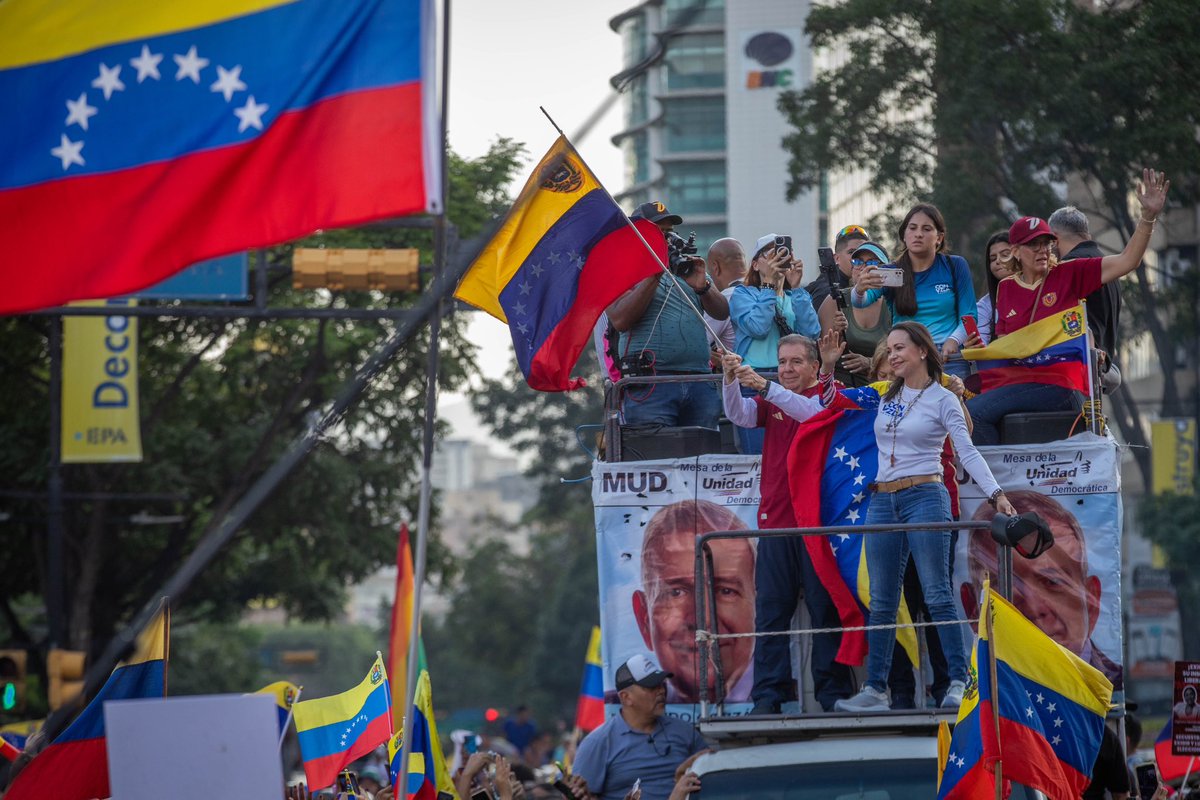 EdmundoGU's tweet photo. Lo de ayer fue una jornada indescriptible. Confieso que cuando inició todo este proceso y surgió la propuesta de ser el candidato unitario presidencial, junto a nuestra familia estuvimos frente a una dura encrucijada.

Hoy al ver el rostro entusiasta y enérgico de cada uno de ustedes en las calles, soñando por un país con una democracia fuerte, una economía próspera y nuestra familia reunificada, como lo sueño yo, confirmo que tomamos la decisión correcta.

Unidos por Venezuela #VamosAGanar 🇻🇪
