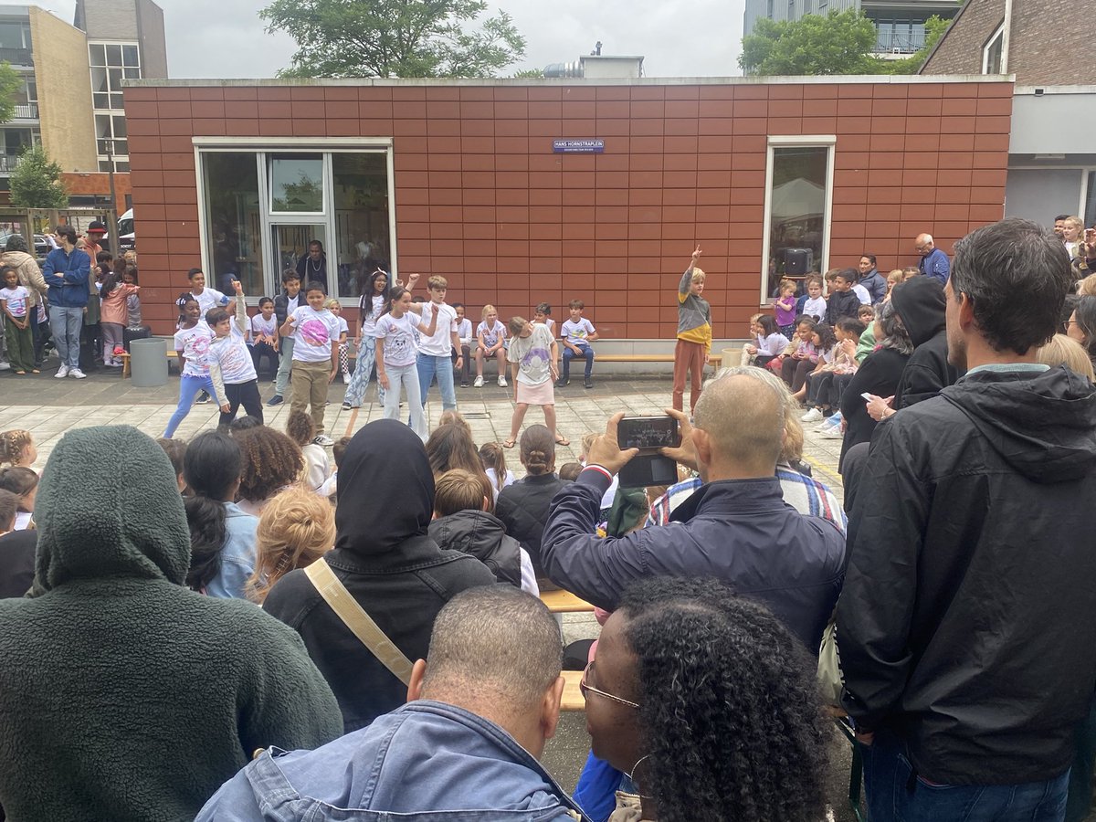 Felicitaties aan de Sint-Petrusschool: precies een eeuw oud en nog altijd een fijne school in het hart van Diemen! Vandaag een gezellig feest voor leerlingen en ouders. Op naar nog eens 100 jaar 👍🏼