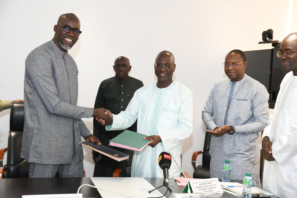 MASAE_sn's tweet image. Signature d’un Protocole d’entente entre le Ministère de l’agriculture,de la souveraineté alimentaire et de l’élevage et la caisse des dépôts et consignations.
L’objectif est de nouer une alliance forte pour l’atteinte de la souveraineté alimentaire
#masae #protocole