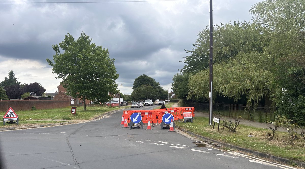 GavMunson's tweet photo. @essexhighways you sure this is safe? Give and take system on top of junction? @yourcolchester https://t.co/Qf947IxVhL