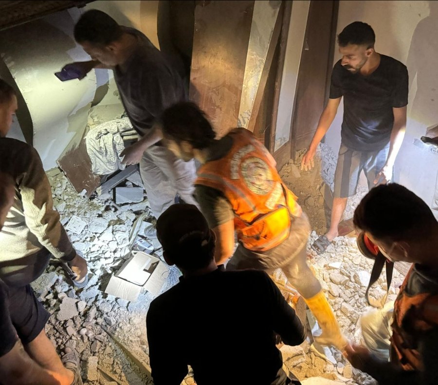 Sham8855's tweet photo. BREAKING | Another family has just been targeted by an Israeli airstrike in Rafah tonight

https://t.co/X5RNgdnFi7 https://t.co/HR3aMz699F