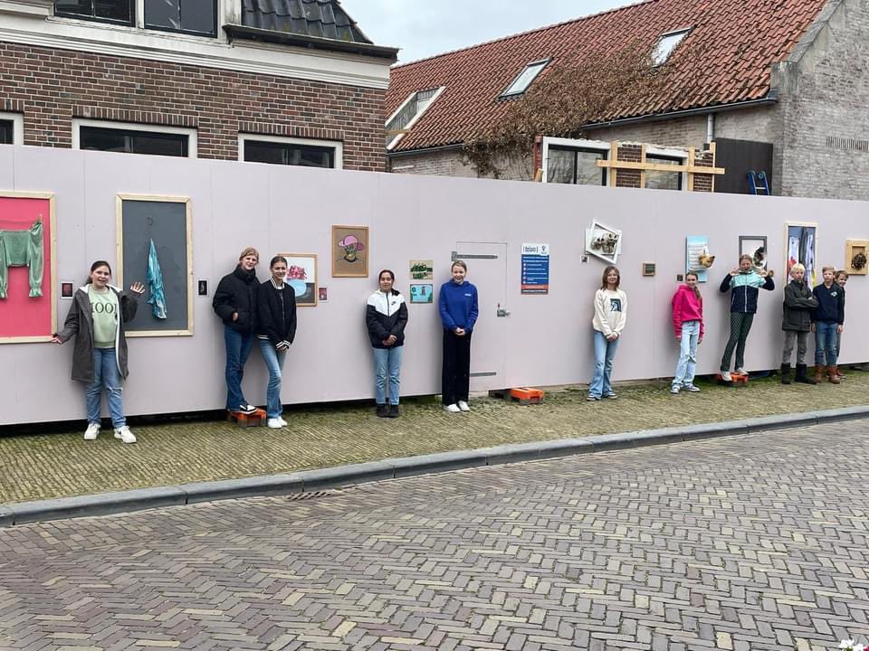 Onze bouwschutting is vanmiddag opgesierd door leerlingen van de Groene Atelierklas van Aeres VMBO-Groen uit Sneek. Zo ziet de Workumer binnenstad er nóg fleuriger uit! #workum #sneek