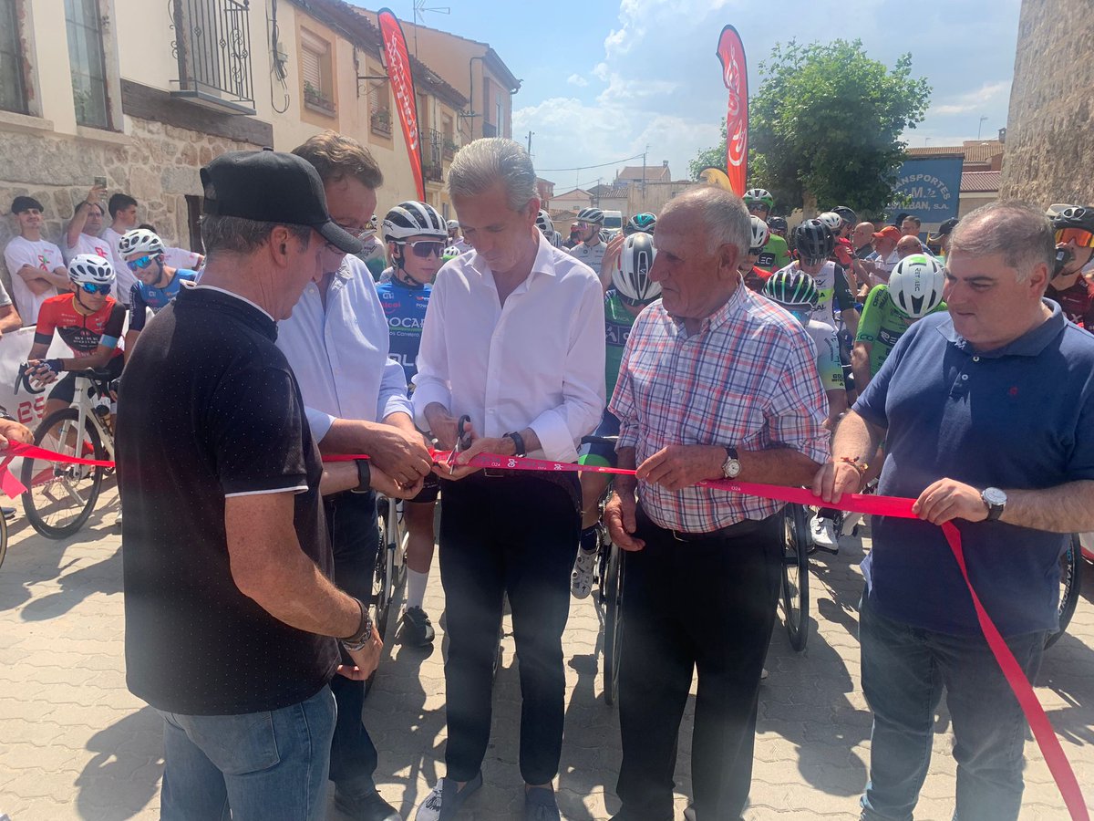 jfcohdez's tweet photo. ¡Pistoletazo de salida a la Vuelta Ciclista en la provincia de #Ávila! 🚴‍♂️ 

Hoy, los ciclistas partirán de #ElFresno hacia #LasNavas.

¡Emoción, esfuerzo y pasión en cada pedalada! 

¡No os perdáis este gran evento deportivo! https://t.co/L8fmRWb5Db