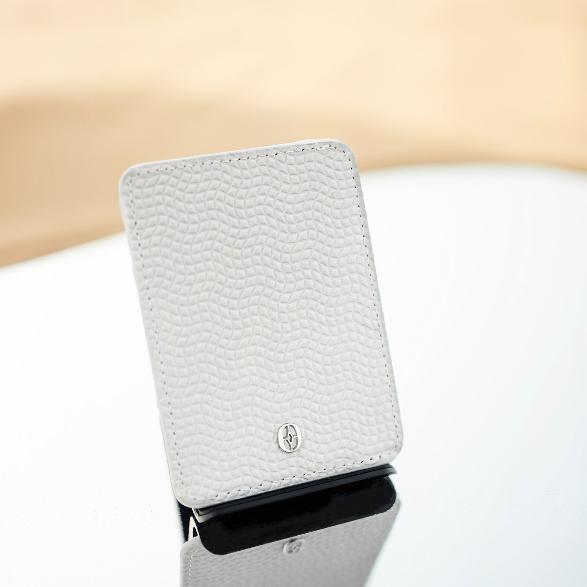 Ferronato_Swiss's tweet photo. Innovative design breathes new life into classic leather craftsmanship. Say hello to a blend of functionality and tradition.
Learn more about our RFID Wallets: https://t.co/im3p6UaP2e
#Innovation #RFIDWallet #RFIDShielding #RFIDProtection https://t.co/dgb2G0YSOt