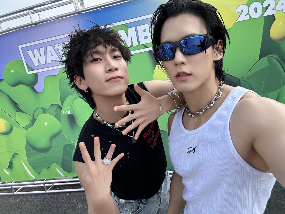 BTOBCOMPANY's tweet photo. [📂]

📂 B:CHIVE
└📁 #워터밤 서울 2024

💥HUTA&Silver Light💥
얼굴 몸매 라이브 완벽한 삼박자 고루 갖춘 허타와
스페셜 게스트 실버라이트와의 탕탕탕🔫완벽 구공탄 케미까지💪
이거 어캐 모든 멜로디한테 알려주고 싶은데 어캐햐요?!

#비투비 #BTOB
#서은광 #SEOEUNKWANG #SilverLight
#이민혁 #LEEMINHYUK #HUTA
#워터밤2024 #워터밤서울