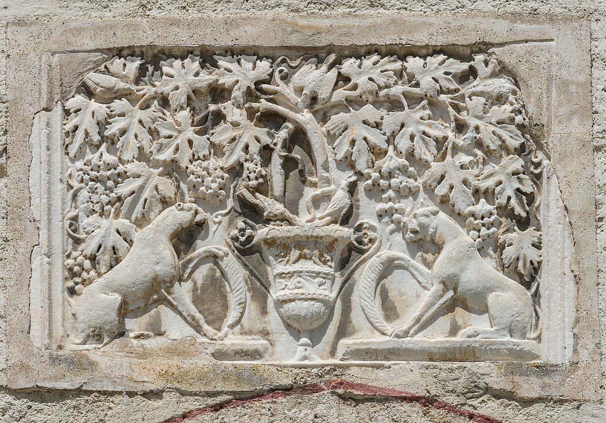otcislo's tweet photo. Naj slovenski narod napreduje v miru.

(Kamen, vzidan nad vrata stolnice pri Gospe Sveti na Koroškem, je verjetno iz 2. stoletja. Iz vaze s pticami kot drevo življenja raseta trti. Na vsaki strani vaze sta panterja s prednjo taco na rogu izobilja.) https://t.co/tg1emYZ5HL