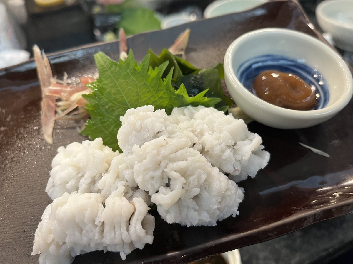 nagimaru_5's tweet image. 今宵はリスペクトする大先輩の #chibow さん率いる #ska9 のライブがあるので、景気付けの #0次会 で #みなと寿司 で #乾杯🍻なう❣️
#バクダン
#ハモの湯引き
#海鮮ぬた
#横浜グルメ