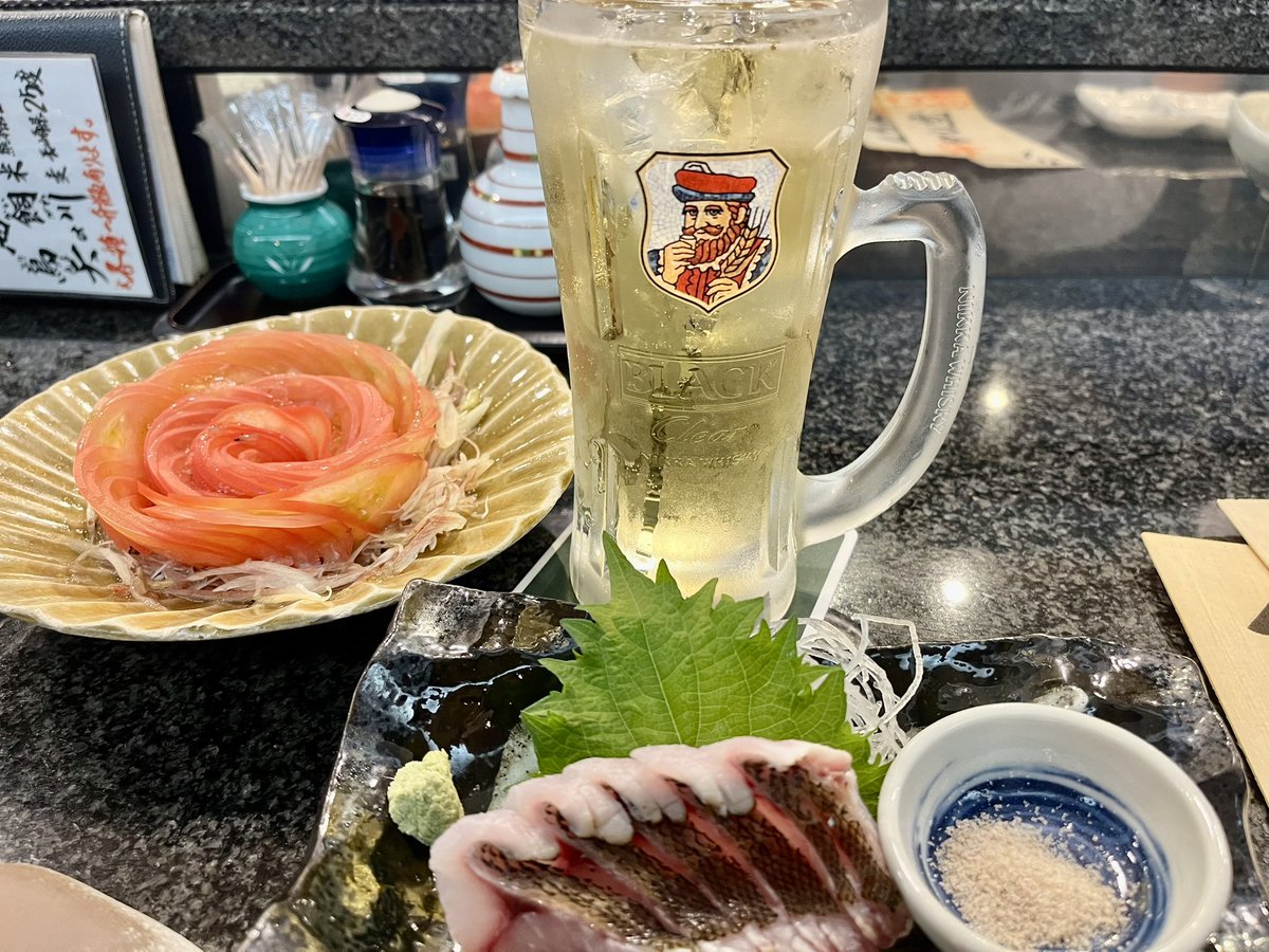 nagimaru_5's tweet image. 今宵はリスペクトする大先輩の #chibow さん率いる #ska9 のライブがあるので、景気付けの #0次会 で #みなと寿司 で #乾杯🍻なう❣️
#バクダン
#ハモの湯引き
#海鮮ぬた
#横浜グルメ