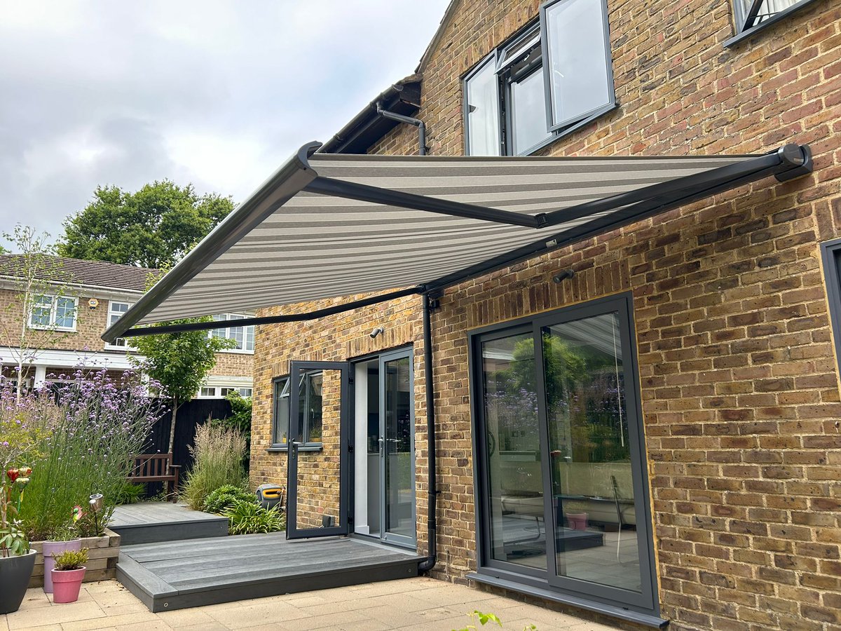 Our private client in Guildford, Surrey took delivery of her motorised Weinor Cassita awning this week which really compliments her outdoor space. 
radiantblinds.co.uk/1-x-motorised-…
