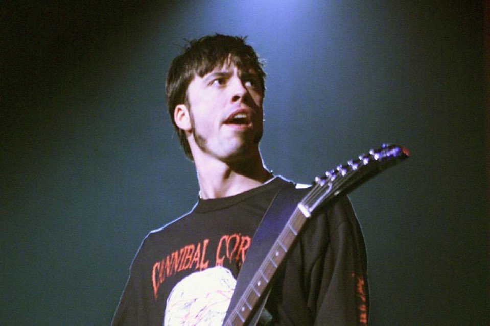 Hace 29 años #DaveGrohl logró el mejor remedio para superar el final de Nirvana publicando el disco debut de su nuevo proyecto que decidió llamar: #FooFighters . Este es la historia de como se gestó todo el proyecto. Un episodio clásico de <a href="/RockaDomicilioP/">Rock a Domicilio 🌠</a> nuevamente disponible: