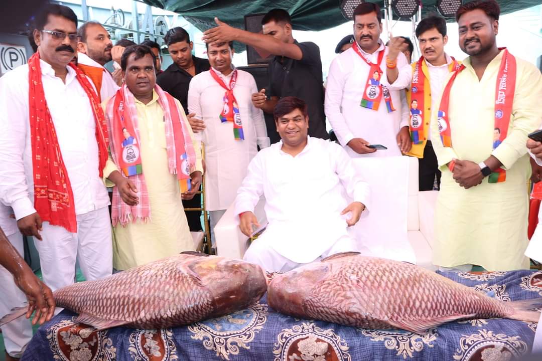 vippartyindia's tweet photo. पूर्व मंत्री व वीआईपी सुप्रीमो @sonofmallah श्री मुकेश सहनी जी वीआईपी पार्टी के वरीय पदाधिकारियों के साथ क्रूज पर बैठक कर रहे हैं।
बैठक में पार्टी की आगामी रणनीति सहित कई महत्वपूर्ण विषयों पर करेंगे।
https://t.co/JV2z1pwSfP
#cruise #CruiseMeeting #vipparty #VIPPartyFans https://t.co/hJXPUgANCh