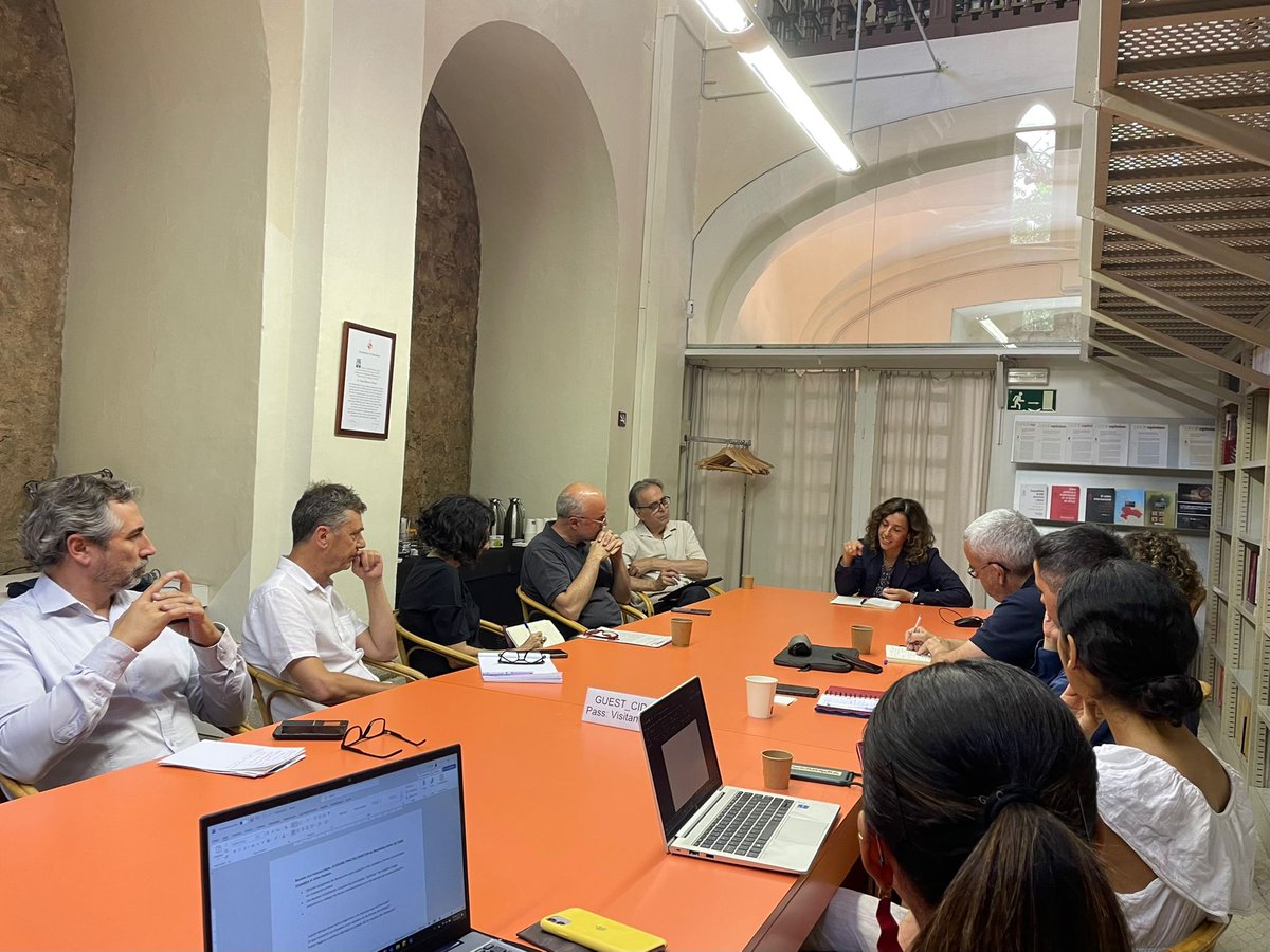 🗣️ Avui ens hem trobat amb la <a href="/urbanfran/">Francisca Rojas</a> al <a href="/CidobBarcelona/">CIDOB (Barcelona Centre for International Affairs)</a> per parlar d'innovació en polítiques públiques.

💡 Ha parlat de la feina de <a href="/publicinno/">The Bloomberg Center for Public Innovation at JHU</a> i la importància de trobar fórmules eficients per avaluar la innovació i generar confiança entre actors.

Gràcies per la conversa!