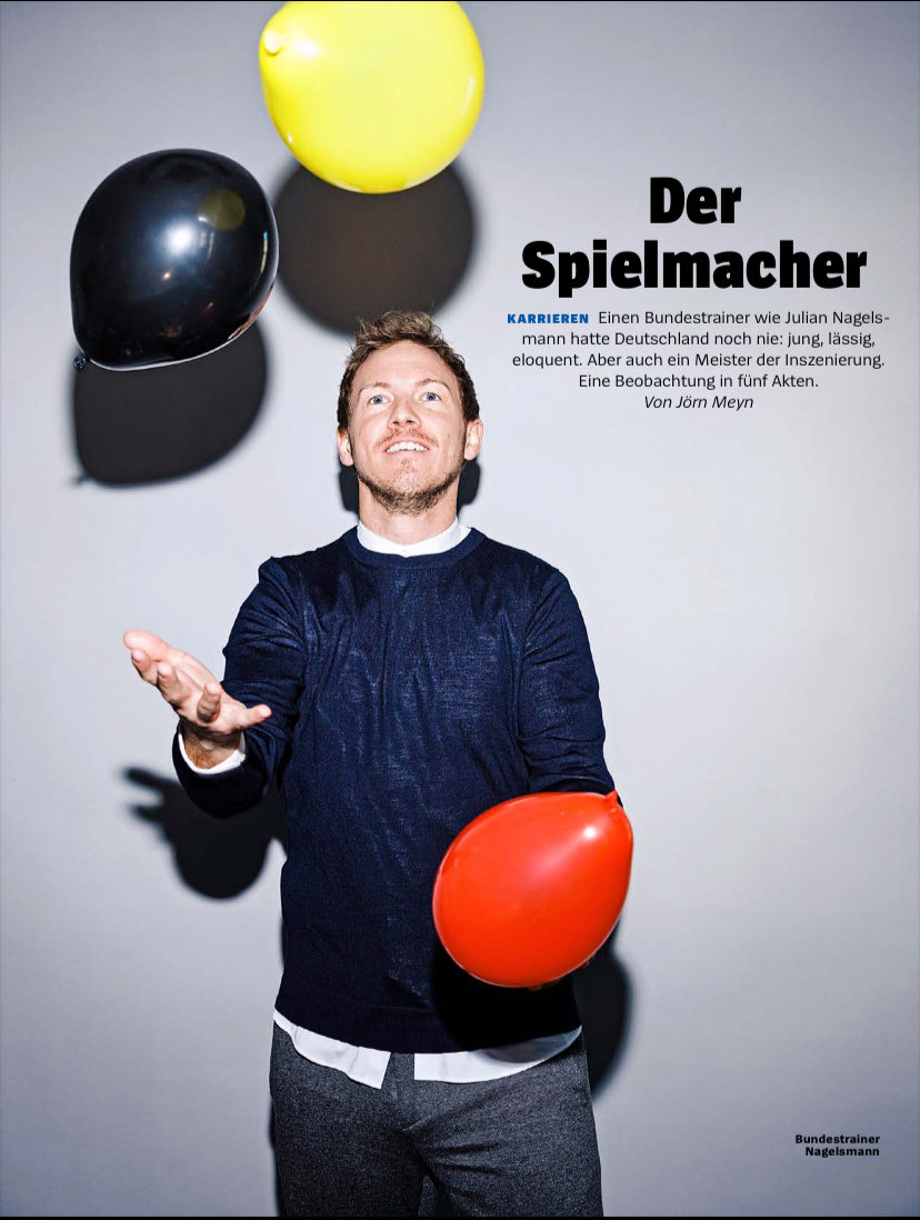 Pressekonferenzen mit Julian Nagelsmann bei der EM sind eigene, kleine Theaterstücke. Ein Mann spricht zum Land.  Ein Solospiel. Was sieht man da? Und was lernt man über Deutschland? Eine Beobachtung in 5 Akten ⁦<a href="/derspiegel/">DER SPIEGEL</a>⁩ spiegel.de/sport/fussball…