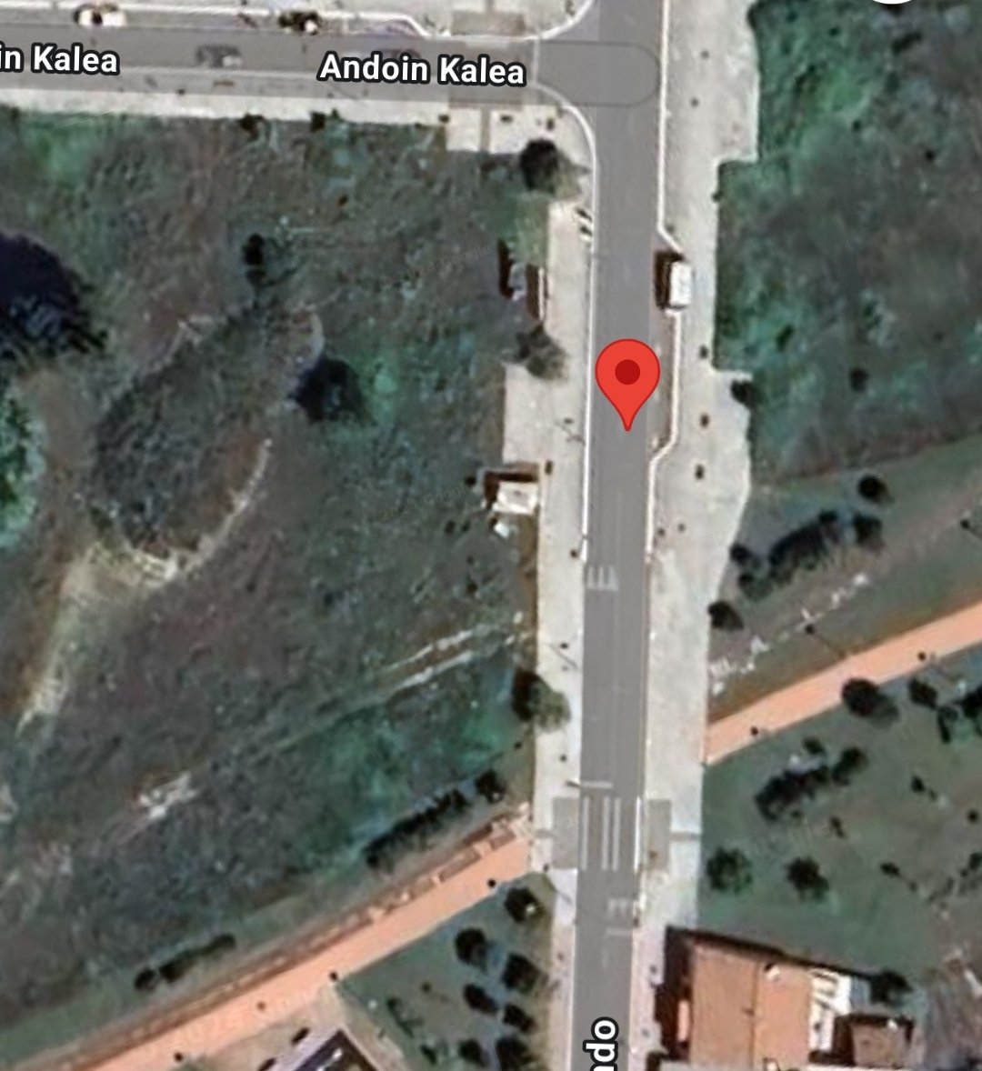 Bombear hormigón aunque tengas permiso junto a una alcantarilla y verter los residuos o limpiar los camiones y llenar la Red pública de alcantarillado obstruyendola para un futuro no se si es muy legal.  <a href="/VG_Policia/">Vitoria_Polizia</a>?