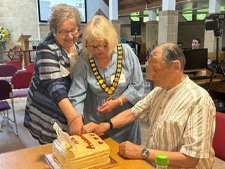 Mayor of Bracknell Forest (@mayorbfc) on Twitter photo The Mayor #mayorbfc was delighted to attend the 10th anniversary of <a href="/pilgrimhearts/">Pilgrim Hearts Trust</a> , a homeless charity working in partnership with New Hope rough sleeper team and other statutory services, to link people with the support they need including housing, food banks & benefits advice The Mayor #mayorbfc was delighted to attend the 10th anniversary of <a href="/pilgrimhearts/">Pilgrim Hearts Trust</a> , a homeless charity working in partnership with New Hope rough sleeper team and other statutory services, to link people with the support they need including housing, food banks & benefits advice