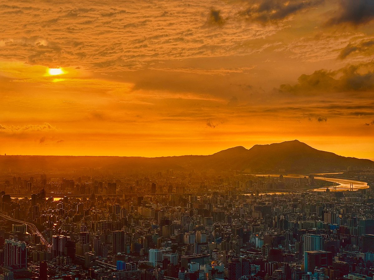 HAL321's tweet image. 新天地に向かう前のルーティン。
短針操作できるのは旅の相棒にピッタリです😌

台湾は人も親切で食べ物も美味しく、自分たちが行った日程では雨が1日も降らずサイコーでした！

#panerai #台湾　#九份　#十分　#台北101