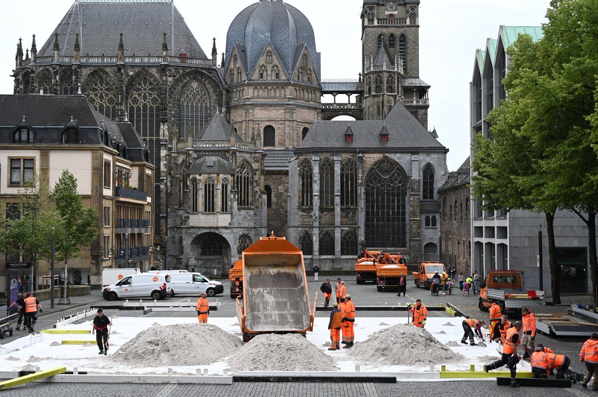 RWTH's tweet image. 150 Tonnen Sand - davon 50 Tonnen aus Altbeständen und 100 Tonnen neuer Spielsand - werden für den Archimedischen Sandkasten auf dem Katschhof benötigt. An der Aktion beteiligt ist das #FutureLab, ein Zusammenschluss der Aachener Hochschulen. 👍

📸: Harald Krömer

#RWTH