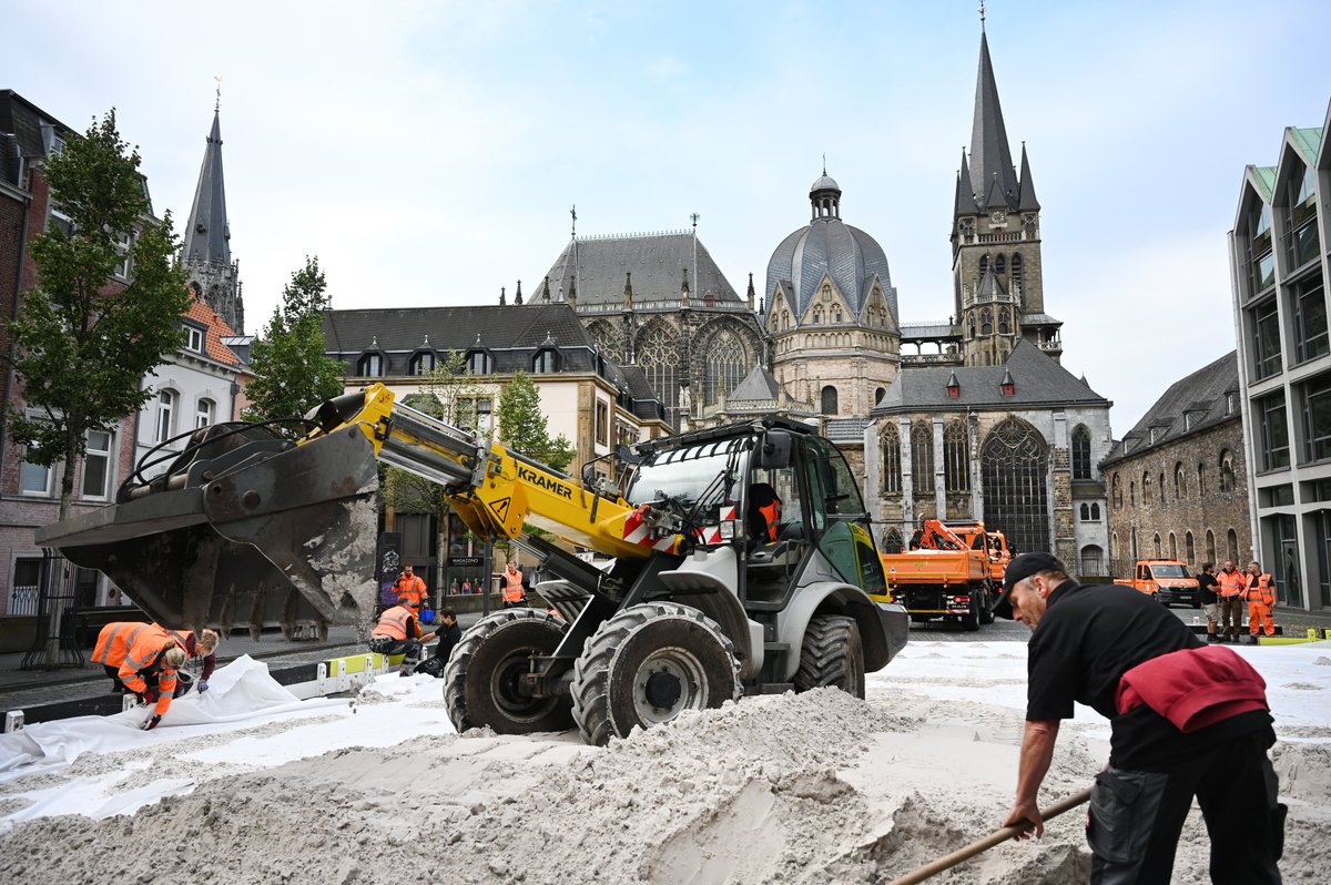 RWTH's tweet image. 150 Tonnen Sand - davon 50 Tonnen aus Altbeständen und 100 Tonnen neuer Spielsand - werden für den Archimedischen Sandkasten auf dem Katschhof benötigt. An der Aktion beteiligt ist das #FutureLab, ein Zusammenschluss der Aachener Hochschulen. 👍

📸: Harald Krömer

#RWTH