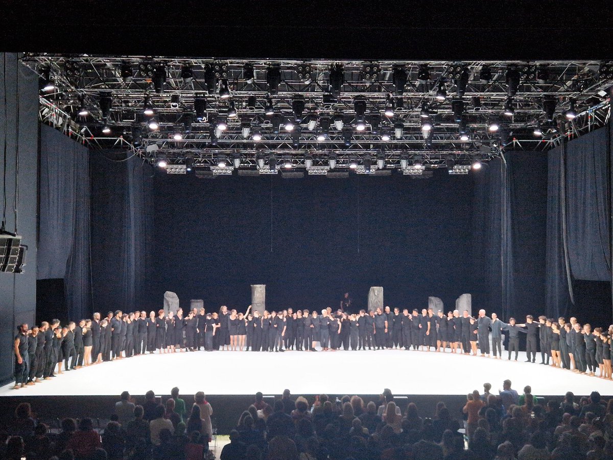 NadiaLakehal's tweet photo. [Culture et Excellence ➕️➕️➕️ à Vaulx-en-Velin]
Moment aérien plein de grâce et de magie ! 🫶🏼
Hier soir, j'ai eu le plaisir d'accompagner 
238 Vaudaises et Vaudais au théâtre Antique de Fourvière pour le spectacle de Rachid Ouramdane et la compagnie XY
#nuitsdefourviere https://t.co/Vbr087hlXC
