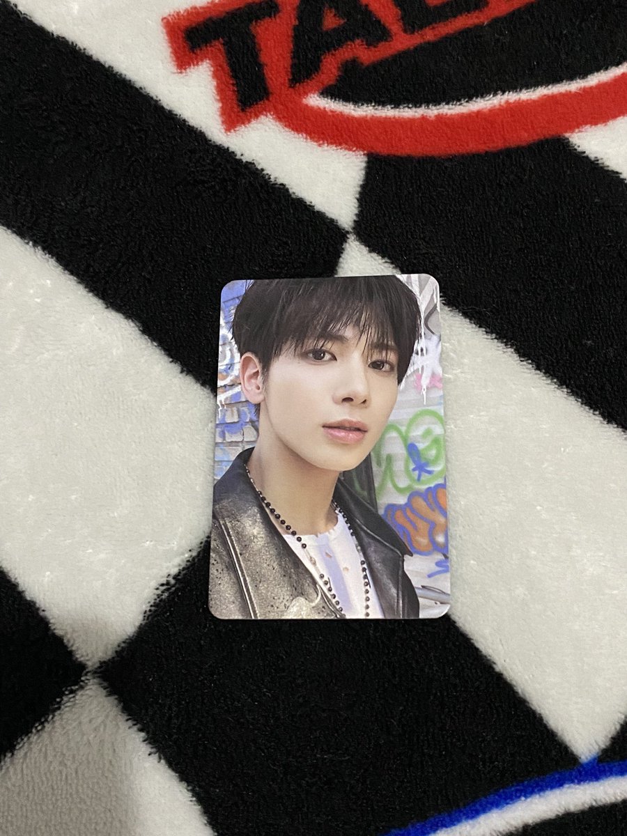 txtclaims's tweet photo. #want2sell wts lfb ph onhand 

taehyun reality freefall pc

150 pesos
payo!
mint condition 

t. th txt the name chapter https://t.co/LGd6UeebUl