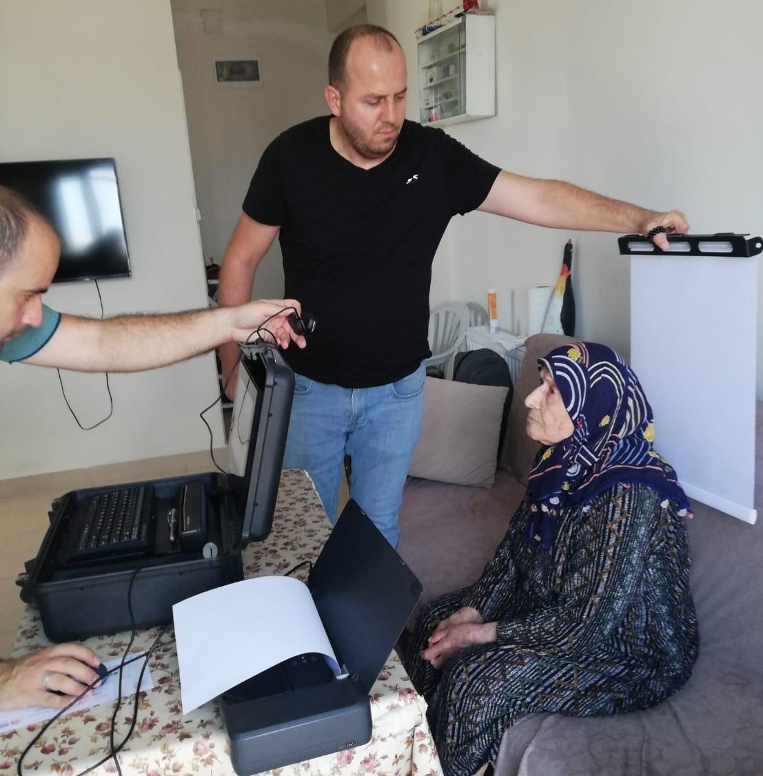 Adreste Nüfus Hizmeti kapsamında,  müdürlüğümüze gelemeyen hasta ve yaşlı vatandaşlarımızın kimlik kartı başvurularını aldık... #HayatınızınHerAnında 
<a href="/TCNufus/">Nüfus ve Vatandaşlık İşleri Genel Müdürlüğü</a> <a href="/HatayNufus/">Hatay İl Nüfus Ve Vatandaşlık Müdürlüğü</a> <a href="/nazmicicekk/">Nazmi Çiçek</a>