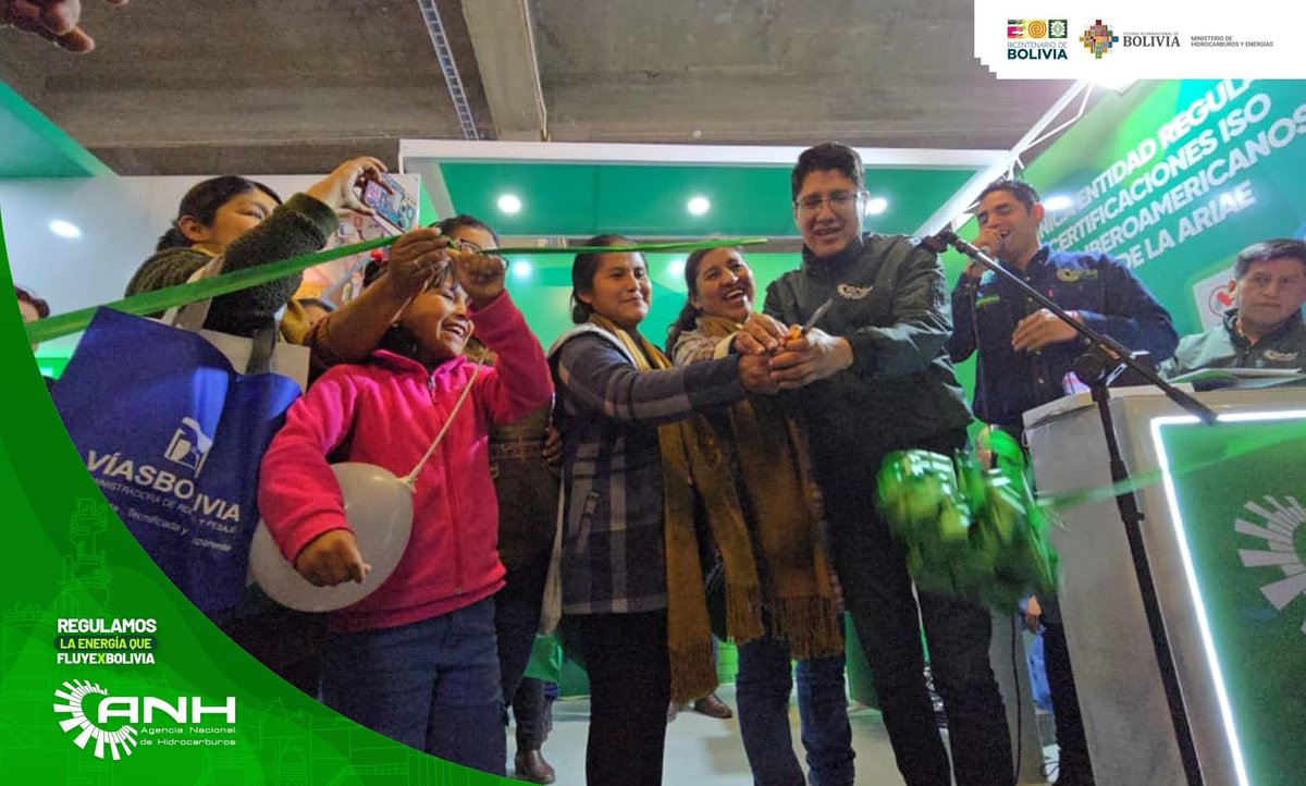 AnhBolivia's tweet photo. 👷🏼♂️👷🏼♀️✅La #ANH, participa de la séptima versión de la Feria #LaPazExpone 2024, el Director Ejecutivo de la ANH, Ing. Germán Jiménez, inauguró el stand de la Entidad Reguladora que estará abierto al público en el bloque amarillo del Campo Ferial Chuquiago Marka. https://t.co/VvzsBGXhad