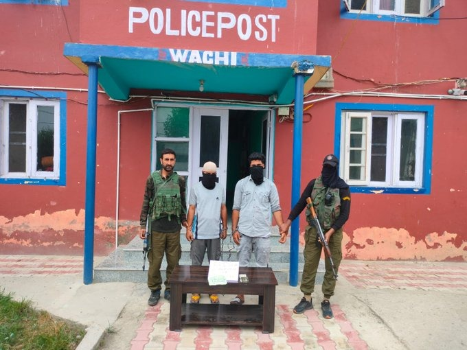 Kashmir_Fact's tweet photo. Successful operation by @ShopianPolice 

02 drug peddlers were arrested during a Naka Checking at Dabalpora Wachi. 

Heroin-like contraband and Rs 30,000 cash were recovered from their possession.

#JammuAndKashmir #DrugsFreeBharat #KeirStarmer #RishiSunak #Tehran @local_kashmir https://t.co/3VarHh4xVi