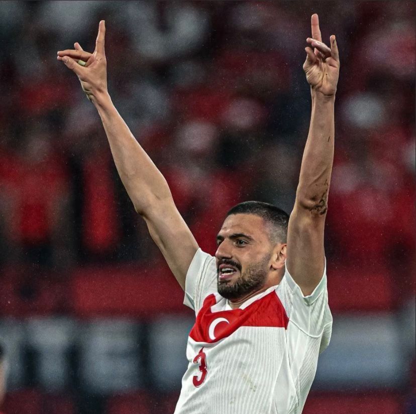 Şimdi, İstiklâl Marşımız okunurken bütün Millî Takımımızın, sonrasında maç boyunca da tüm taraftarlarımızın Bozkurt yapma vaktidir!

Bozkurt, Türk'ün simgesi, Türklüğün tarihî sembolüdür...

@EURO2024 #BeFairUEFA

Türk Milleti, bütün kalbi, duası ve Bozkurt selâmıyla sizinledir,